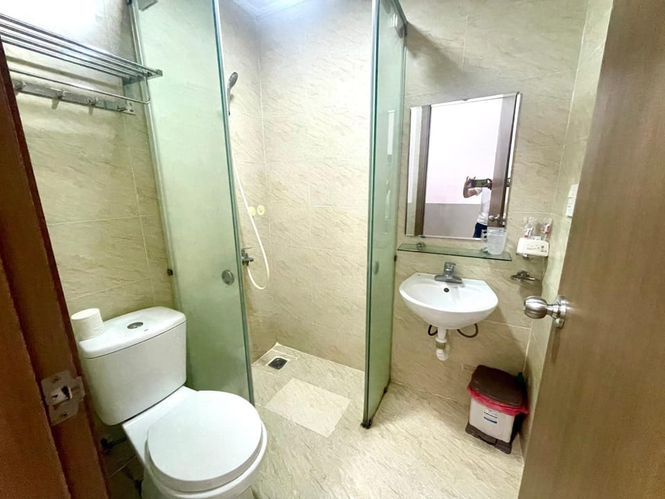 Shower, Toilet, Bathroom, bidet, towels
