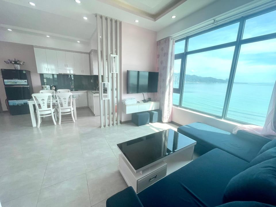 Communal lounge/ TV room, Natural landscape, TV and multimedia, Kitchen or kitchenette, Living room, Seating area, Dining area, Evening entertainment, Sea view, minibar, oven, pet friendly