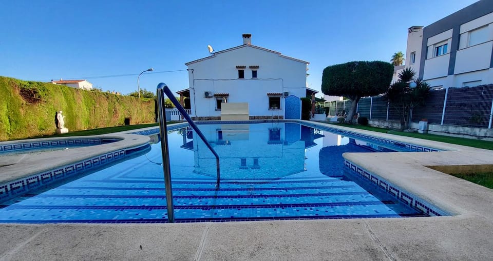 Property building, Pool view, Swimming pool, Swimming pool