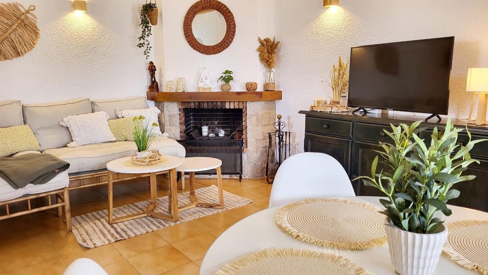 TV and multimedia, Living room, Seating area, Dining area