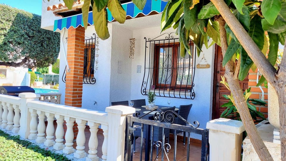 Property building, Balcony/Terrace, Dining area, Pool view
