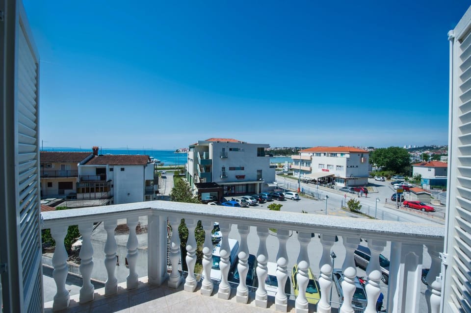 Sea view, Street view