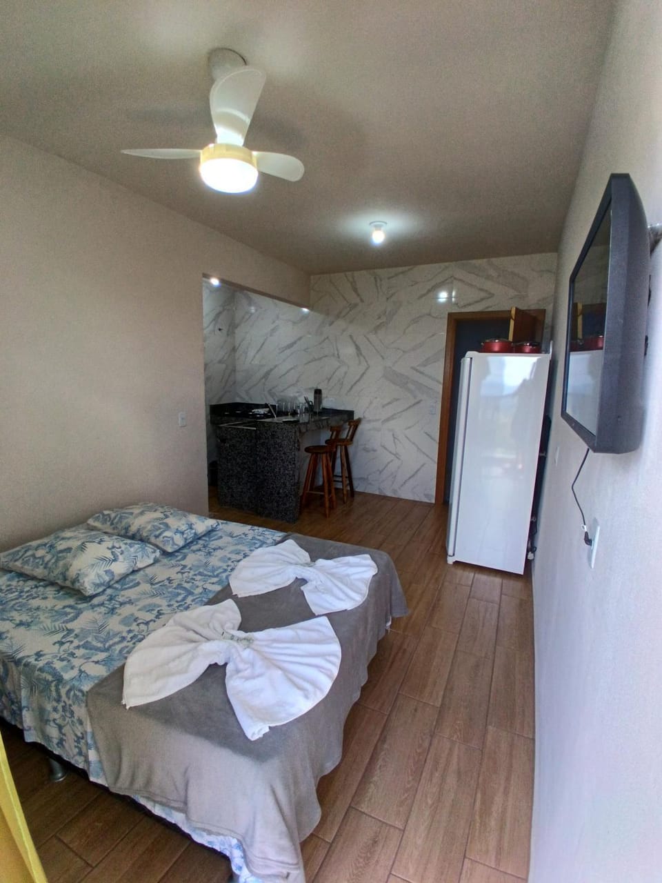 Bed, TV and multimedia, Kitchen or kitchenette, Photo of the whole room, Dining area, Bedroom, minibar