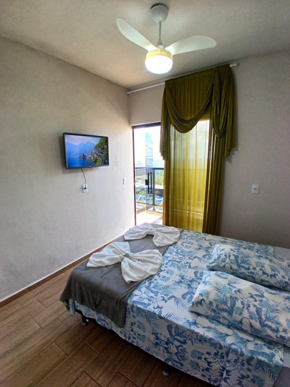 Bed, TV and multimedia, Photo of the whole room, Bedroom, fireplace