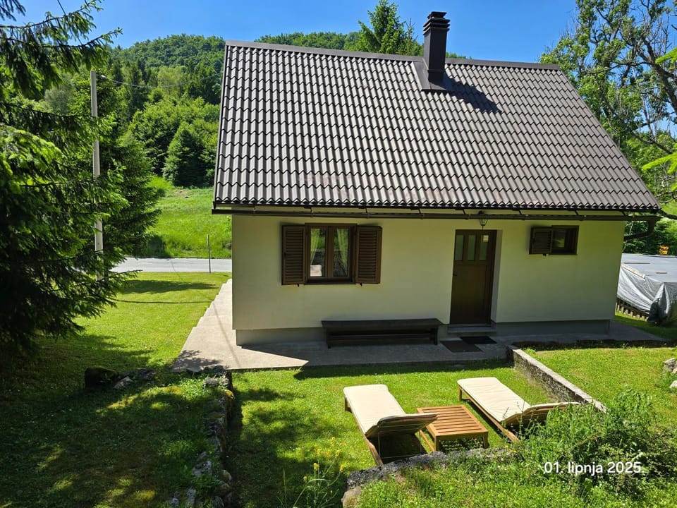 Property building, Spring, Day, Natural landscape, Garden, Garden view, sunbed