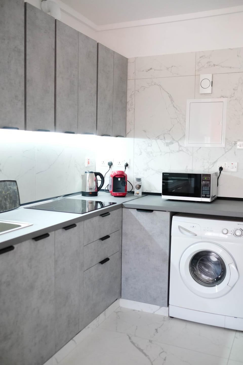 Coffee/tea facilities, minibar, stove, washing machine