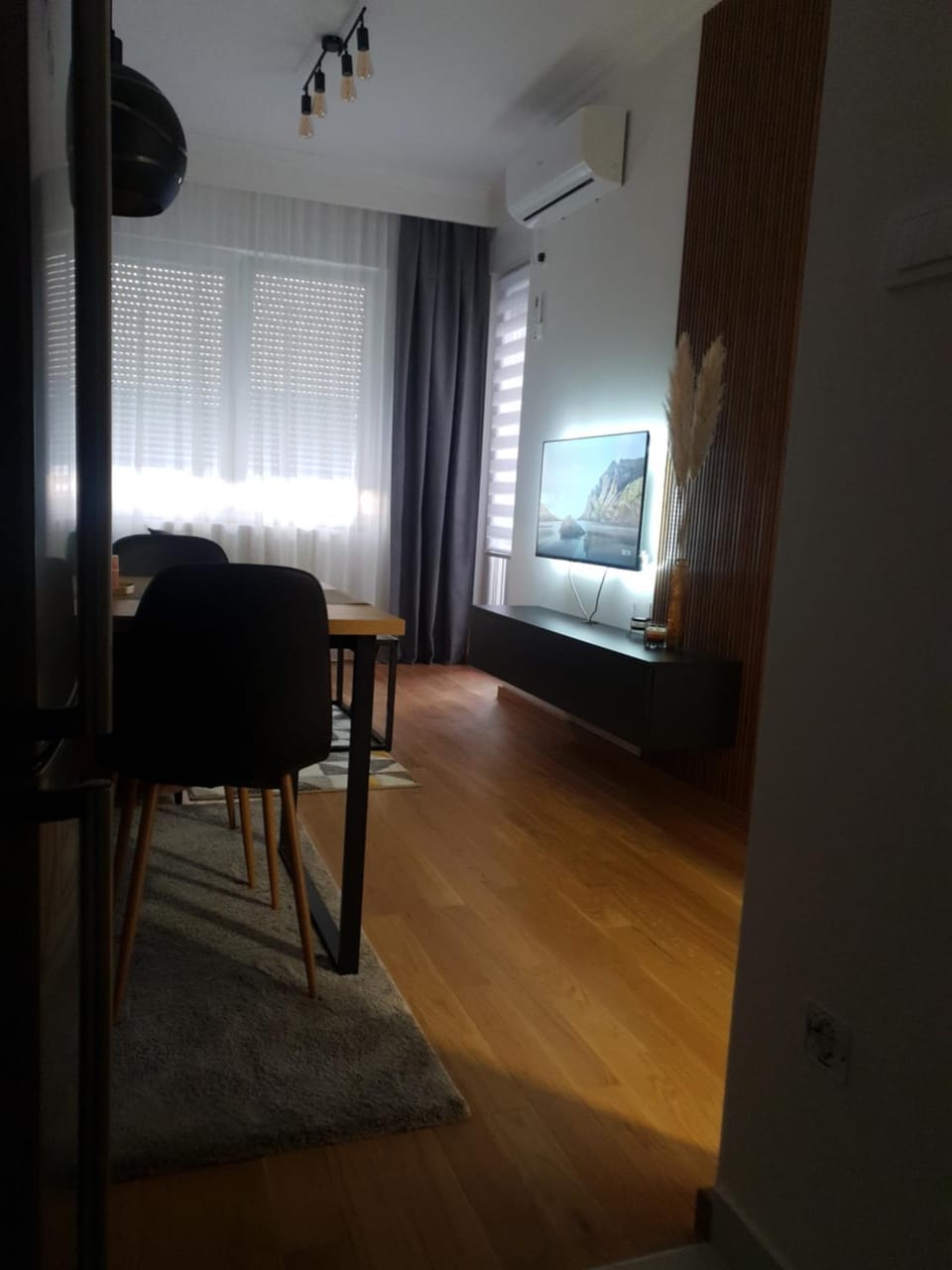 TV and multimedia, Seating area, air conditioner