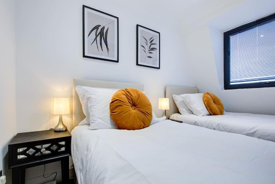 Luxurious House Leyton sleep7+garden next to Stratford Apartment in London