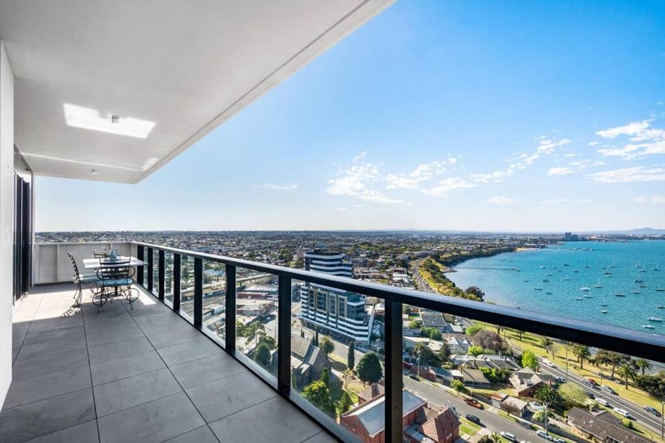 View (from property/room), Balcony/Terrace, City view, Sea view