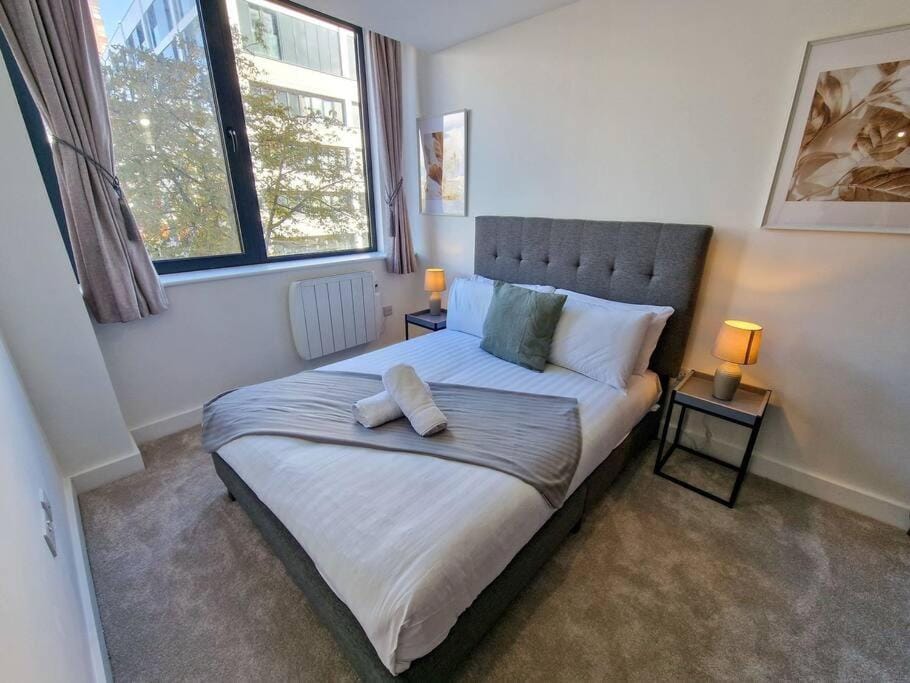 1 Bed Old Trafford Flat Free Parking Apartment in Stretford