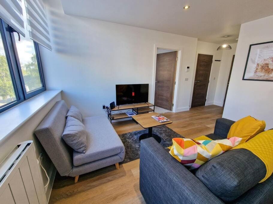 1 Bed Old Trafford Flat Free Parking Apartment in Stretford