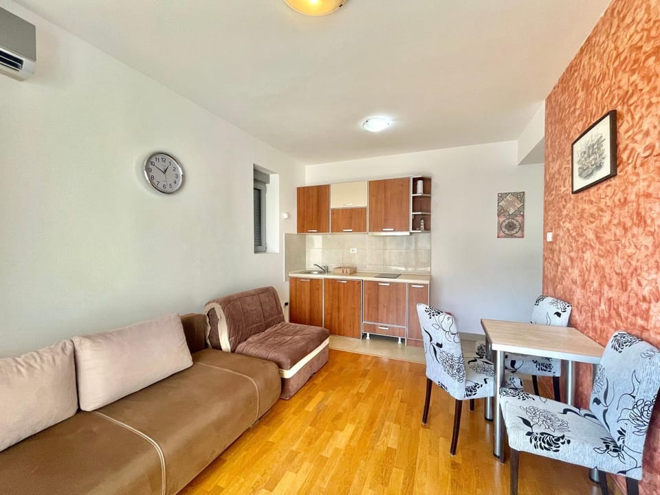 Kitchen or kitchenette, Seating area, Dining area