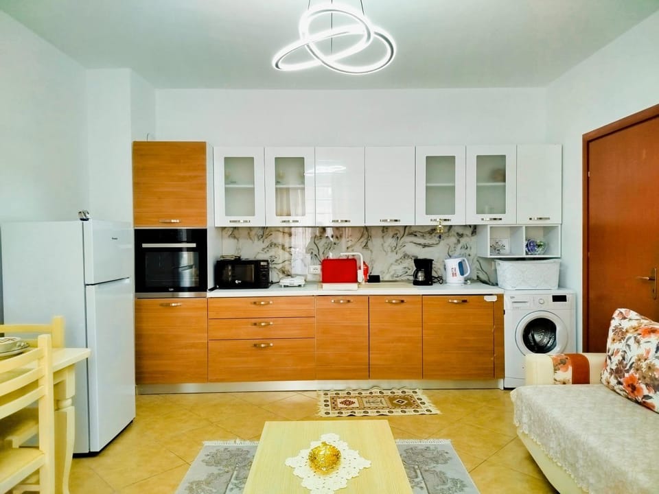 Kitchen or kitchenette, Dining area, oven, toaster, washing machine