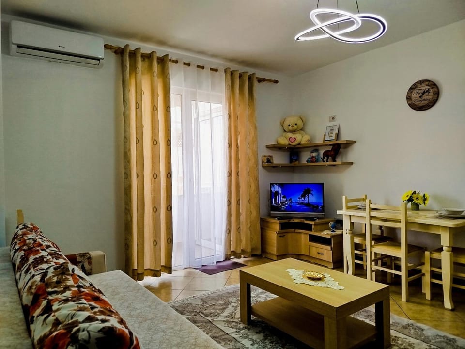 TV and multimedia, Living room, Seating area, Dining area, Evening entertainment, air conditioner