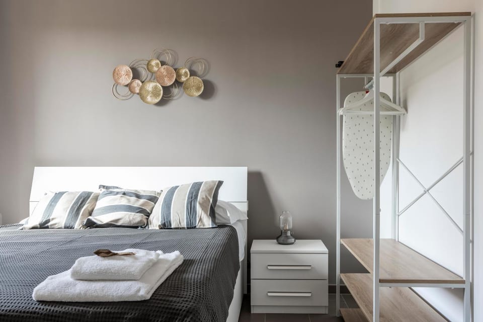 Bed, Photo of the whole room, wardrobe