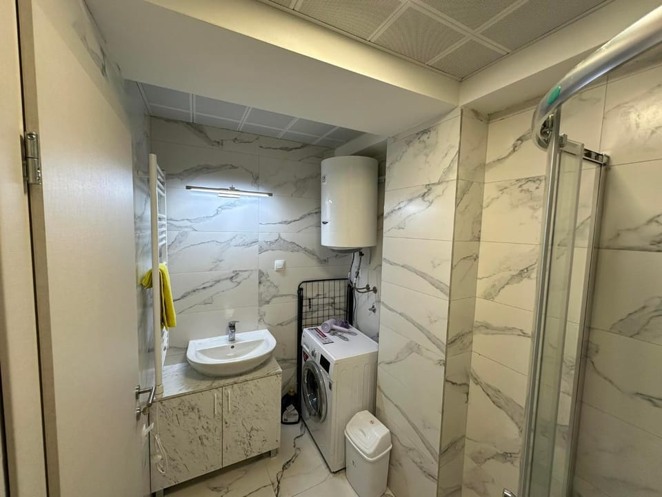 Shower, Toilet, Bathroom, towels