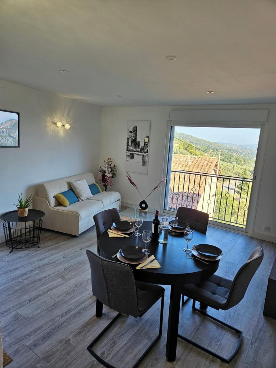 TV and multimedia, View (from property/room), Living room, Seating area, Dining area