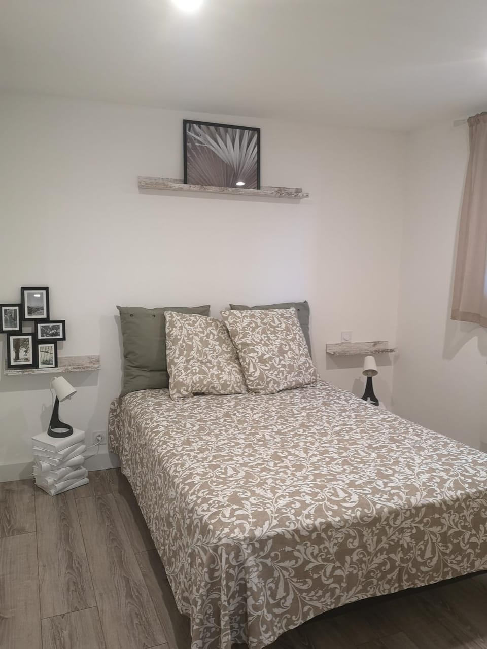 Bed, Photo of the whole room, Bedroom