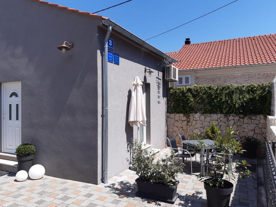Patio, Facade/entrance