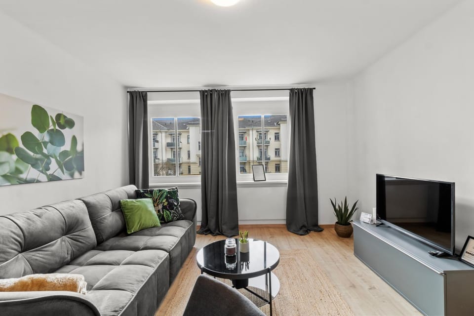 Communal lounge/ TV room, TV and multimedia, Living room, Seating area, Evening entertainment