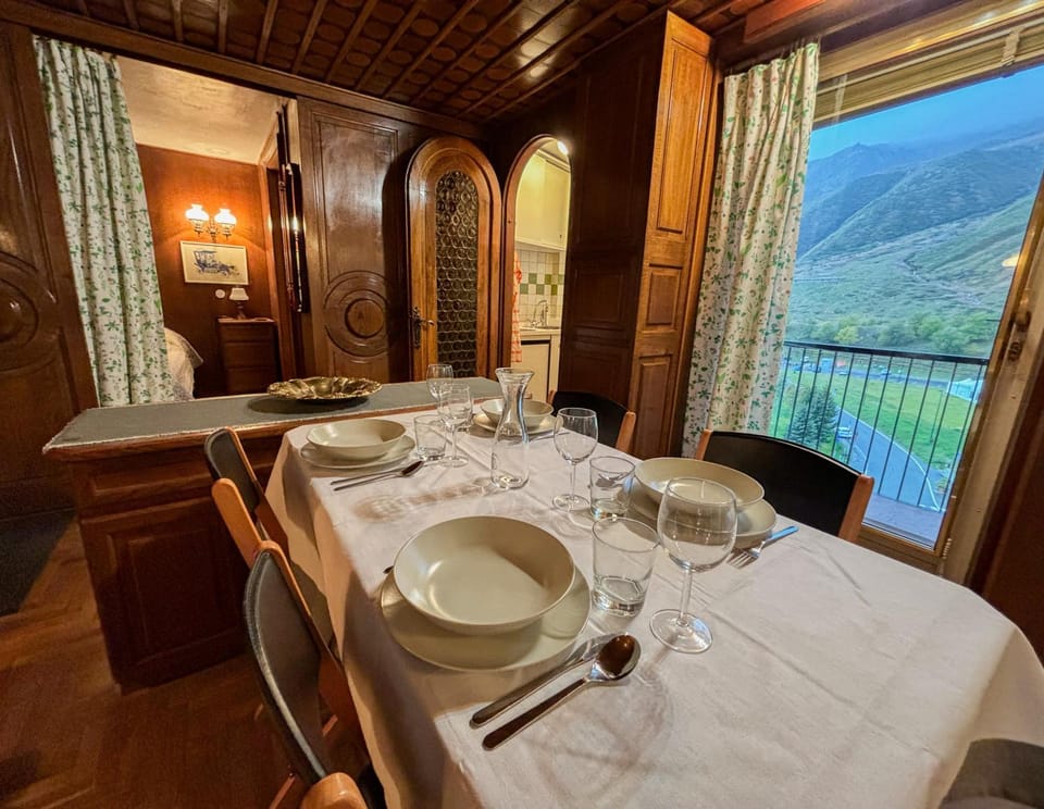 Dining area, Mountain view