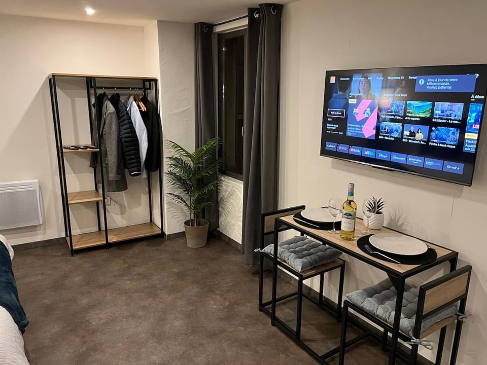 TV and multimedia, Seating area, Dining area