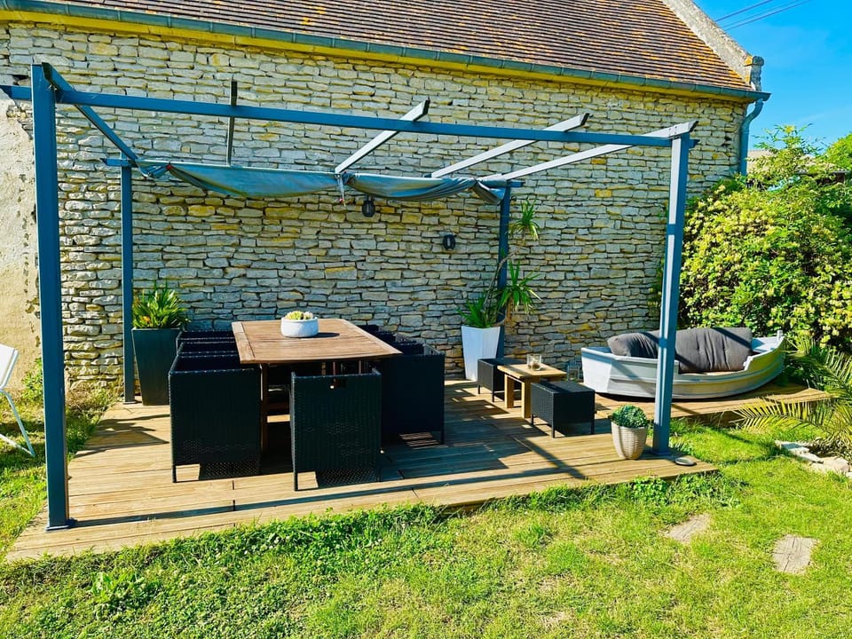 Property building, Patio, Spring, Day, BBQ facilities, Garden, Balcony/Terrace, Dining area, Garden view