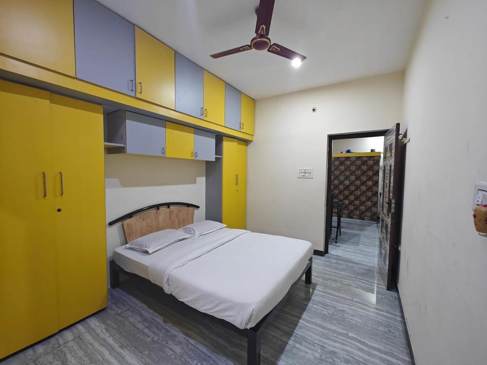 Bed, Photo of the whole room, Bedroom, fireplace, wardrobe
