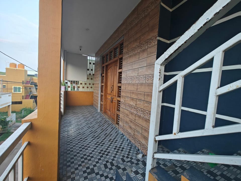 Property building, Day, Balcony/Terrace