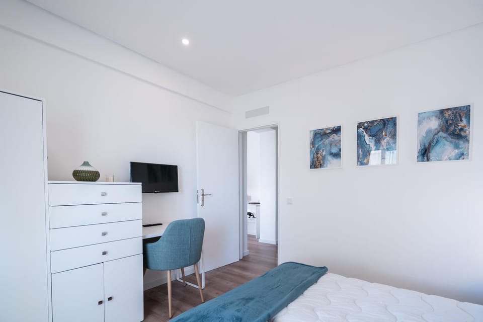 TV and multimedia, Photo of the whole room, Seating area, Bedroom