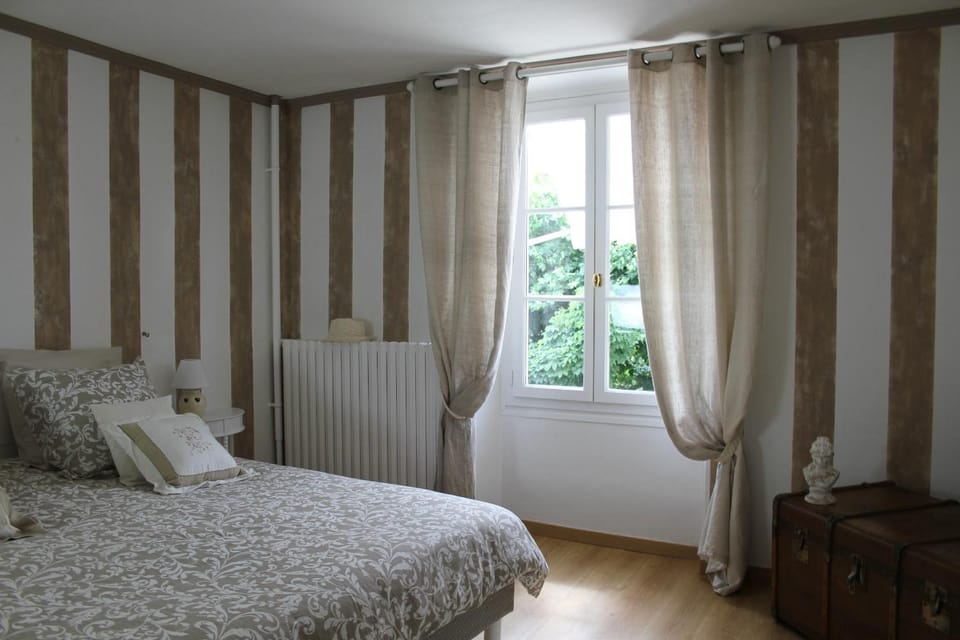 Photo of the whole room, Garden view