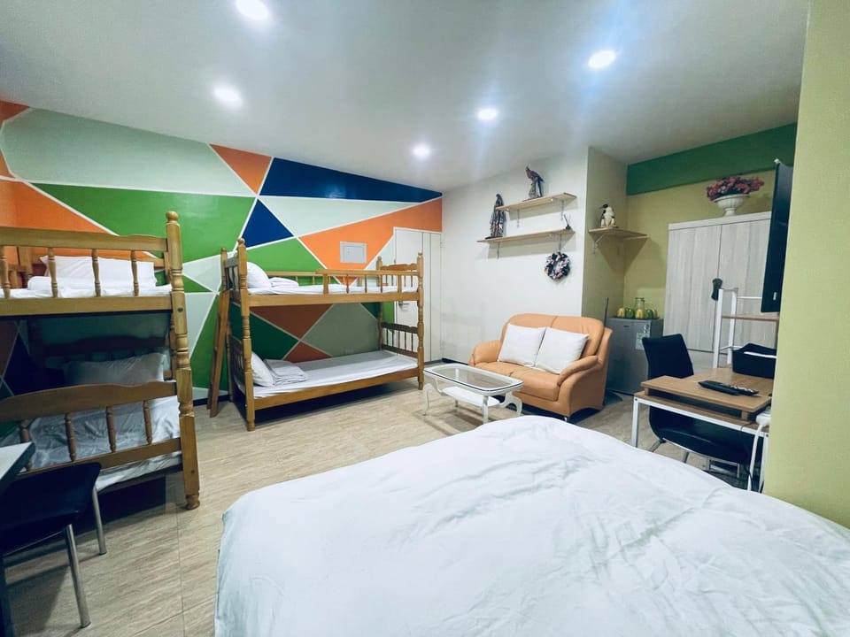 開元捷留民宿 依訂的人數給房間Rooms will be allocated according to the number of people who booked請主動連繫 Apartment in Kaohsiung