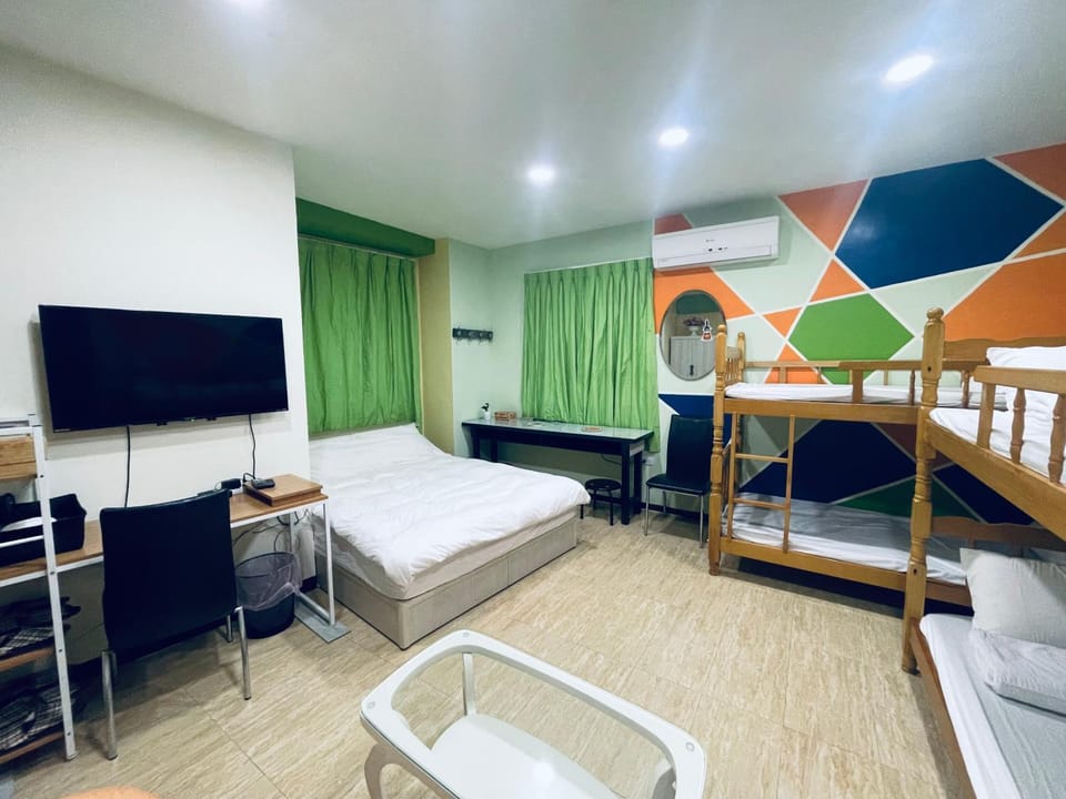 開元捷留民宿 依訂的人數給房間Rooms will be allocated according to the number of people who booked請主動連繫 Apartment in Kaohsiung