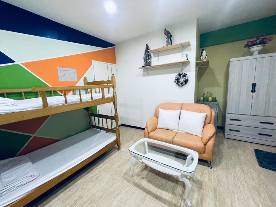 開元捷留民宿 依訂的人數給房間Rooms will be allocated according to the number of people who booked請主動連繫 Apartment in Kaohsiung
