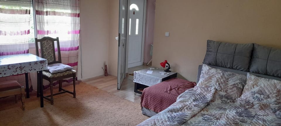Bed, Dining area