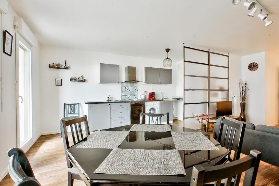 Kitchen or kitchenette, Living room, Seating area, Dining area