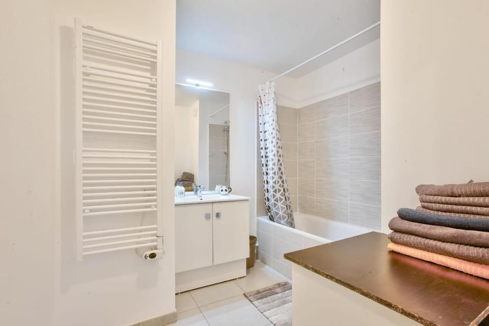 Bathroom, towels