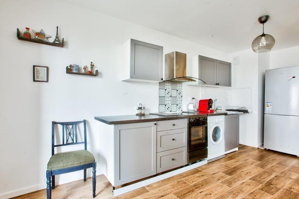 Kitchen or kitchenette, Dining area, oven