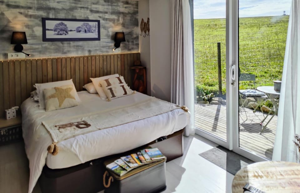 Bed, Bedroom, Garden view