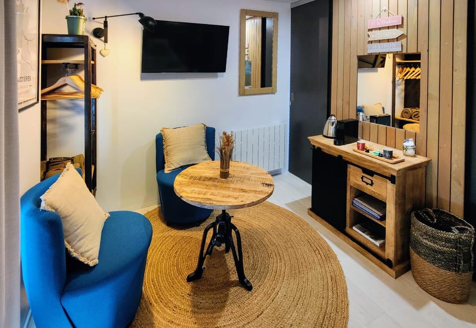 TV and multimedia, Coffee/tea facilities, Living room, Photo of the whole room, Seating area, Dining area