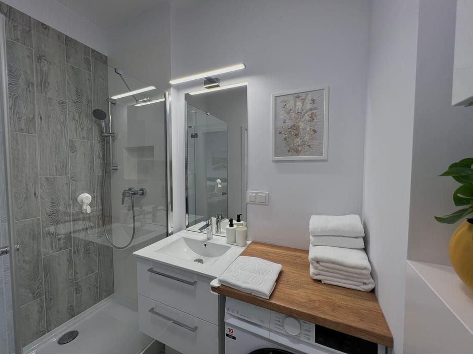 Shower, Bathroom, towels, washing machine