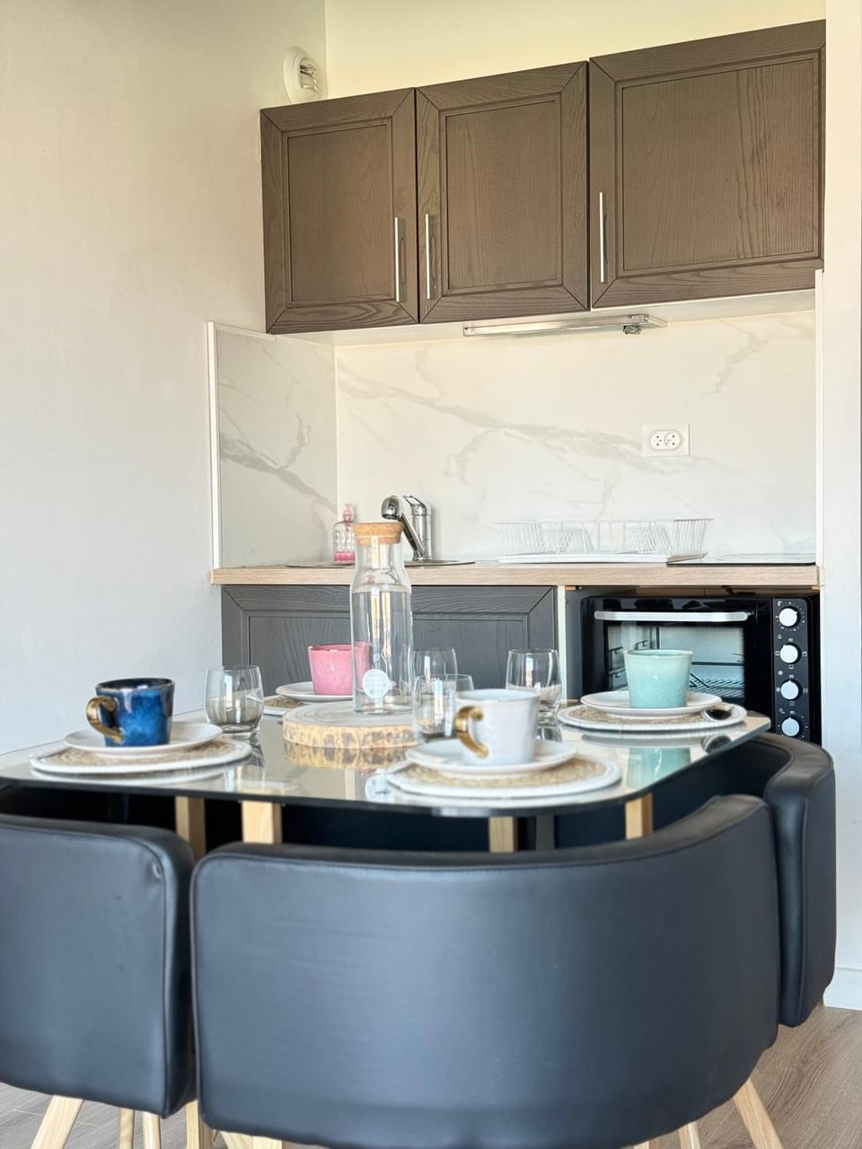 Kitchen or kitchenette, Dining area, minibar, stove