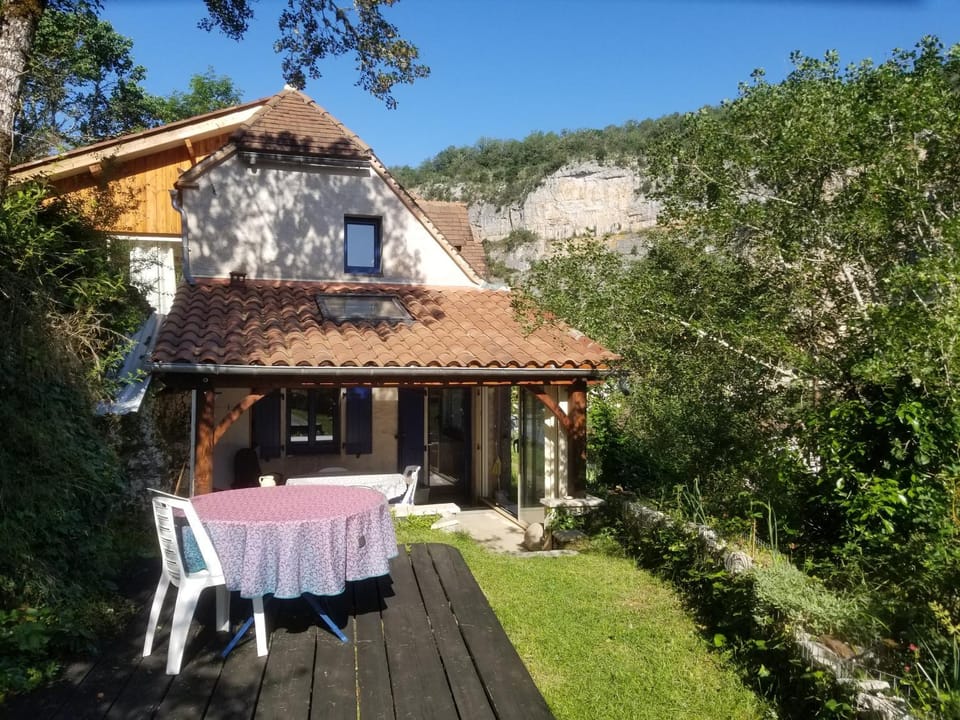 Maisonnette dans un écrin de pierre et de verdure House in Occitanie