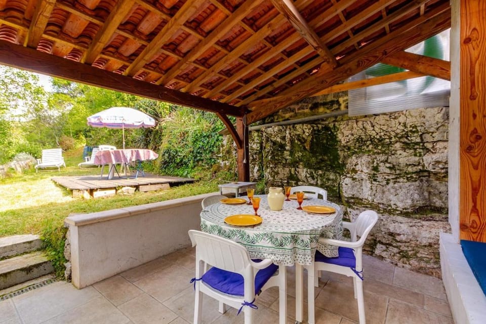Maisonnette dans un écrin de pierre et de verdure House in Occitanie