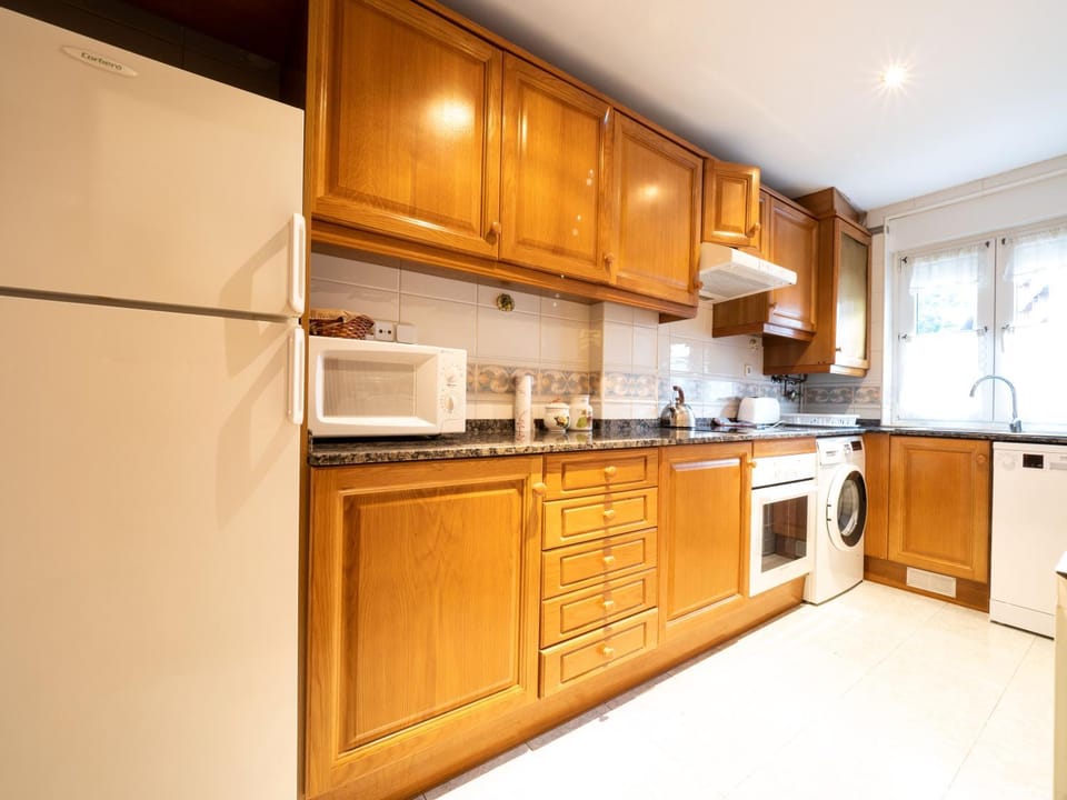 Kitchen or kitchenette, dishwasher, minibar, stove, toaster, washing machine