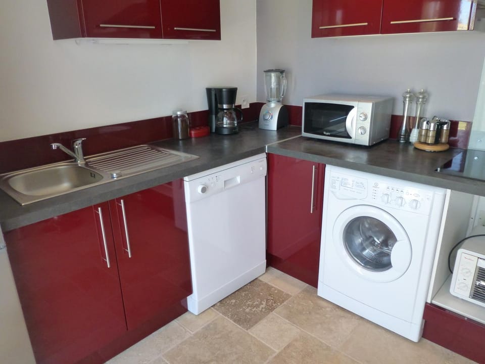 Coffee/tea facilities, Kitchen or kitchenette, dishwasher, minibar, toaster, washing machine