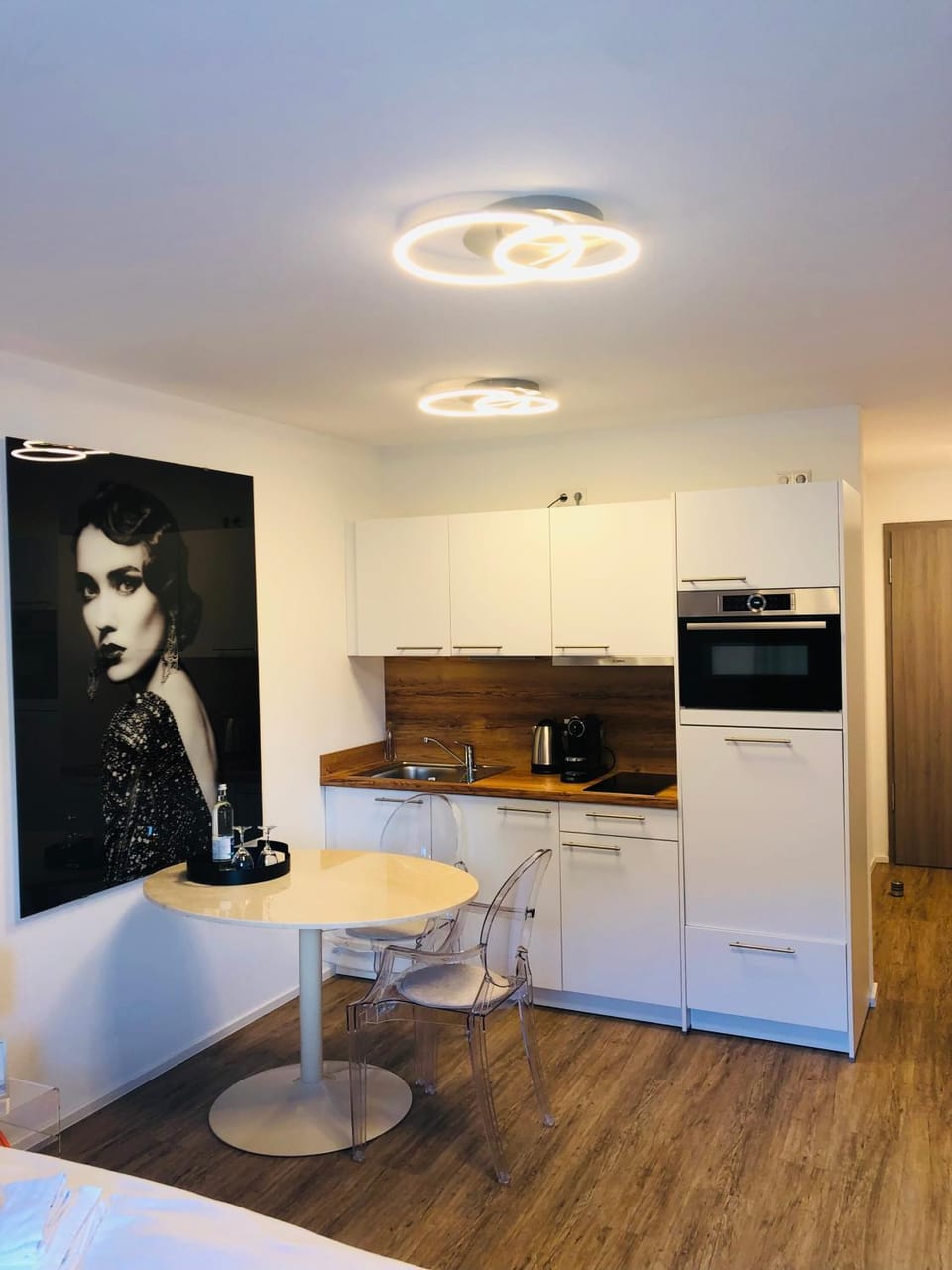 Day, Night, Coffee/tea facilities, Kitchen or kitchenette, Decorative detail, Decorative detail, Dining area, Breakfast, Alcoholic drinks, Alcoholic drinks, Non alcoholic drinks, Non alcoholic drinks, Time of day, minibar, oven, stove