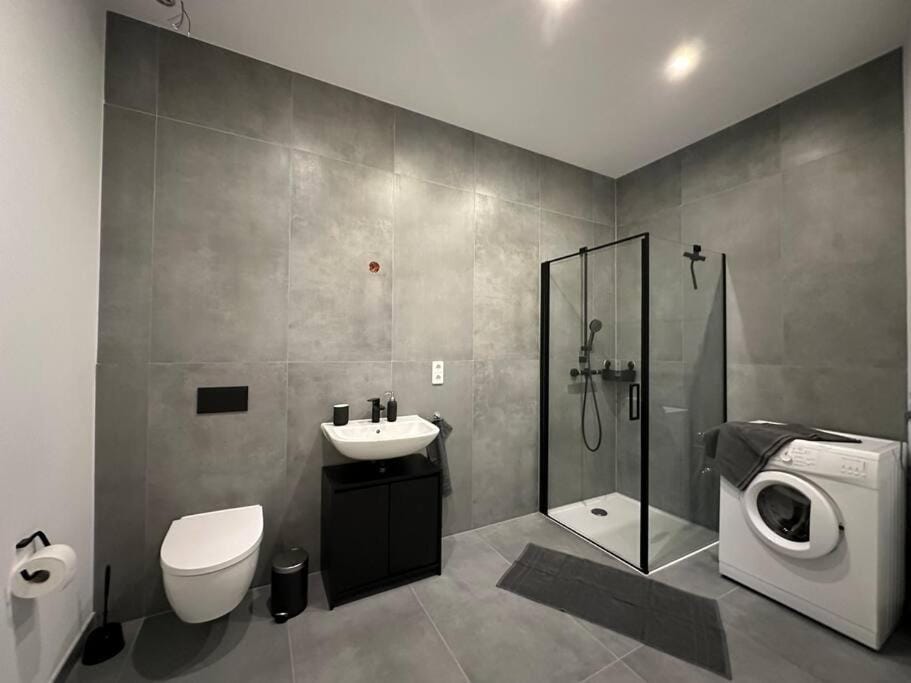 Shower, Toilet, Bathroom, towels, washing machine