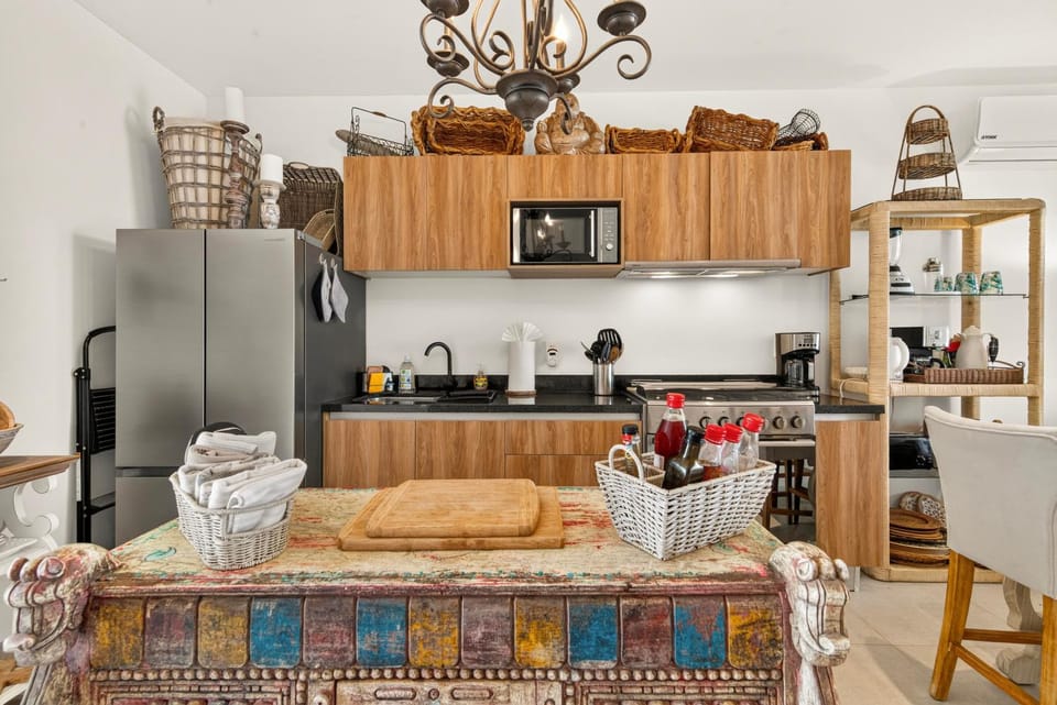 Coffee/tea facilities, Kitchen or kitchenette, Seating area, microwave, oven, pet friendly, stove, toaster