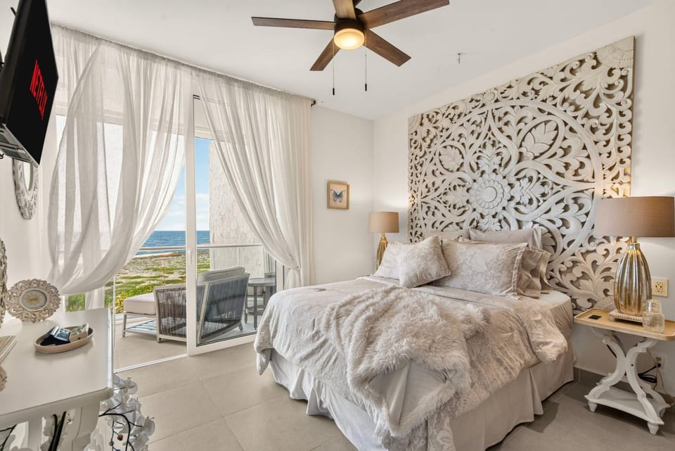 Bed, TV and multimedia, View (from property/room), Photo of the whole room, Bedroom, Sea view